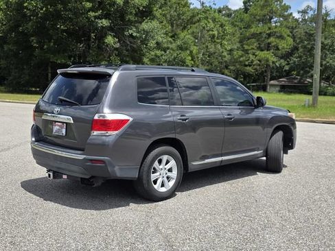 Used 2012 Toyota Highlander SE w/ Tow Pkg FWD image 5