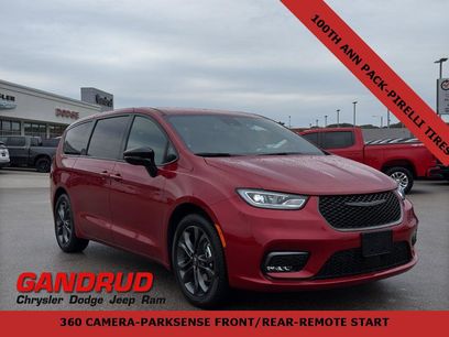 New 2026 Chrysler Pacifica Select