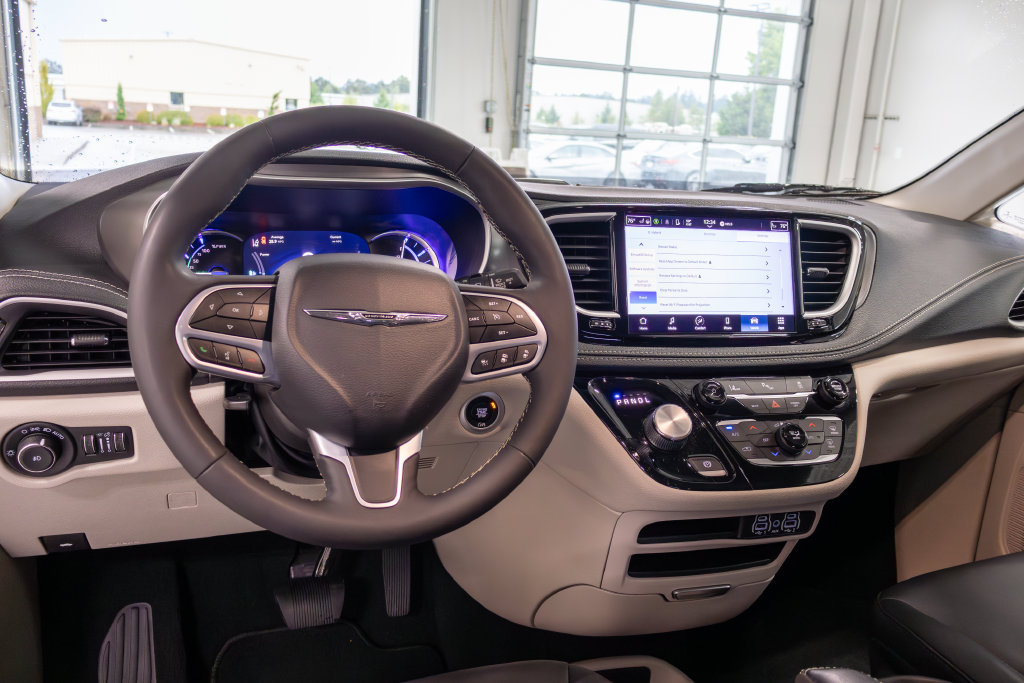 Used 2023 Chrysler Pacifica Touring-L FWD image 16
