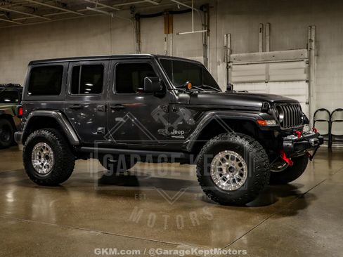Used 2018 Jeep Wrangler Unlimited Sahara AWD/4WD image 11