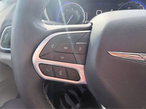 Used 2023 Chrysler Pacifica Touring-L image 22