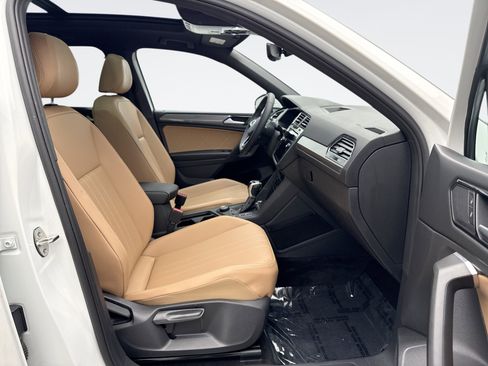 Used 2023 Volkswagen Tiguan SE AWD/4WD image 17