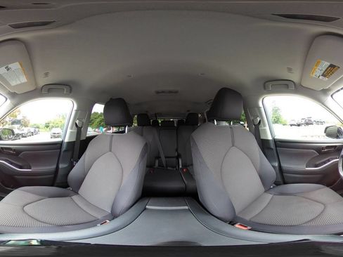 Used 2025 Toyota Highlander LE FWD image 43