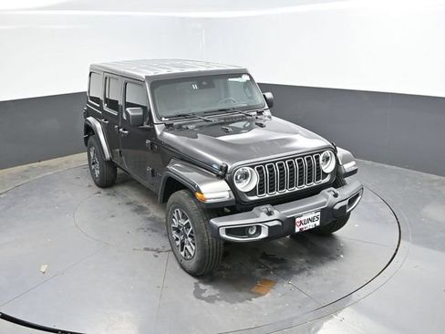 Used 2025 Jeep Wrangler Unlimited Sahara AWD/4WD image 40