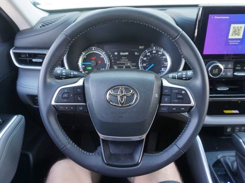 Used 2023 Toyota Highlander XLE AWD/4WD image 3