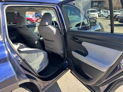 Used 2022 Toyota Highlander LE AWD/4WD image 13