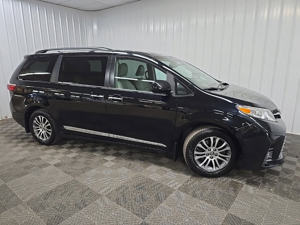 Used 2019 Toyota Sienna XLE w/ XLE Navigation Package FWD image 1