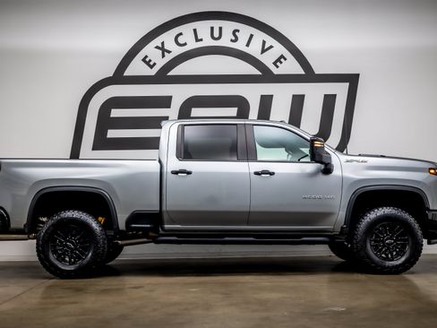 Used 2025 Chevrolet Silverado 2500 ZR2 w/ Technology Package AWD/4WD image 9