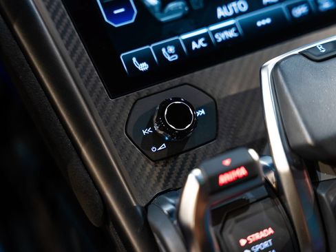 Used 2024 Lamborghini Urus Performante AWD/4WD image 24