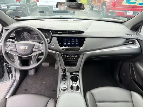 Certified 2025 Cadillac XT5 Luxury AWD/4WD image 12
