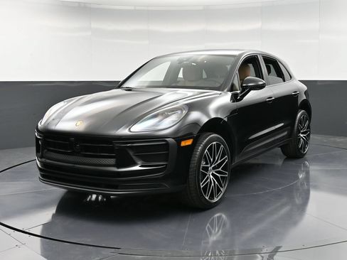 Certified 2026 Porsche Macan AWD/4WD image 6