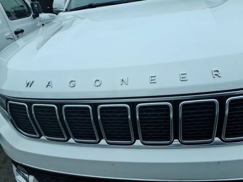 Used 2022 Jeep Wagoneer Series III w/ Premium Group I AWD/4WD image 6