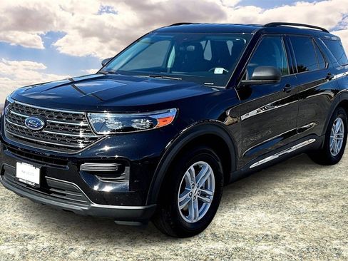 Used 2023 Ford Explorer XLT image 3