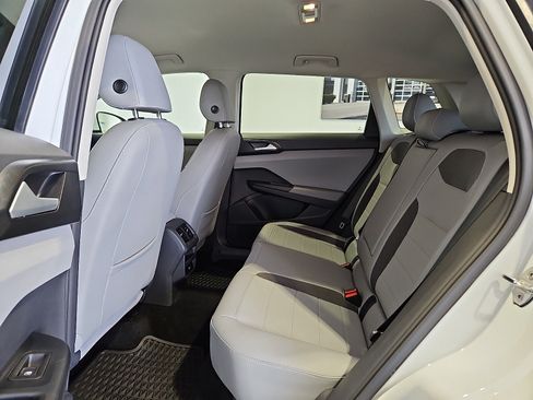 Certified 2023 Volkswagen Taos SE FWD image 10