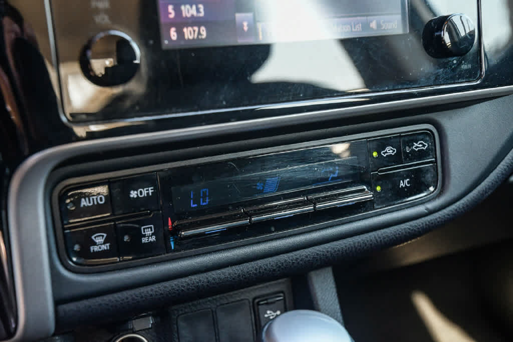 Used 2018 Toyota Corolla LE FWD image 21