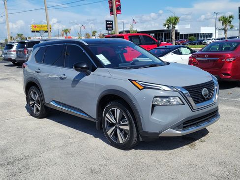 Used 2021 Nissan Rogue Platinum FWD image 3