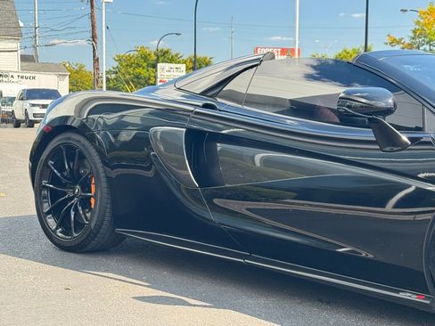 Used 2019 McLaren 570S Spider image 32