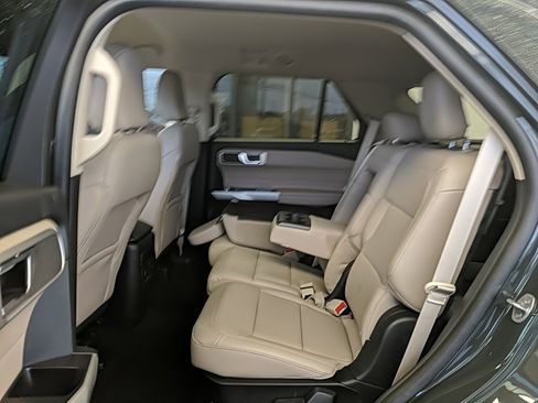 Used 2023 Ford Explorer XLT w/ Equipment Group 202A image 15