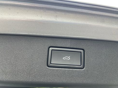 New 2025 Volkswagen Tiguan SE image 12