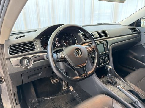 Used 2018 Volkswagen Passat 2.0T R-Line FWD image 4
