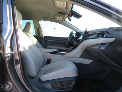 Used 2022 Toyota Camry XLE image 30