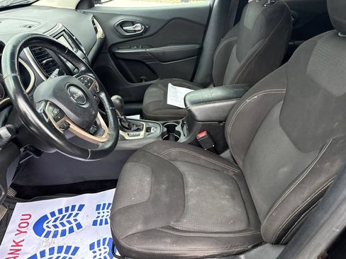 Used 2017 Jeep Cherokee Latitude AWD/4WD image 16