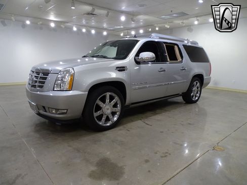 Used 2011 Cadillac Escalade ESV Premium image 2