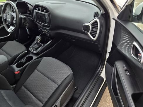 Used 2025 Kia Soul LX image 8