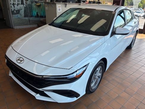 Used 2026 Hyundai Elantra SE FWD image 5