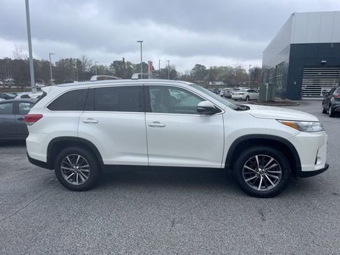 Used 2019 Toyota Highlander XLE image 2