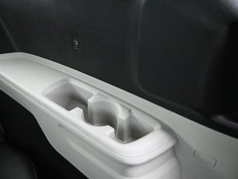 Used 2023 Kia Carnival LX image 30