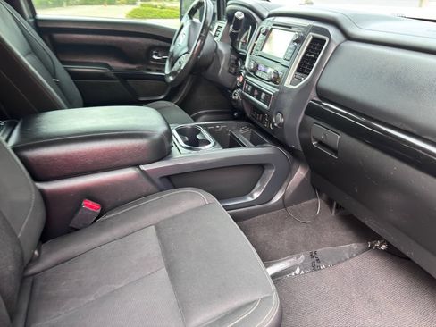 Used 2018 Nissan Titan SV w/ SV Convenience Package AWD/4WD image 31