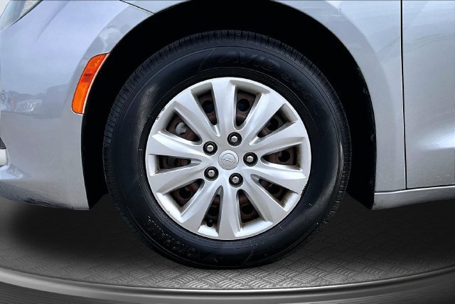 Used 2020 Chrysler Voyager L FWD image 29