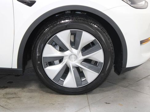 Used 2021 Tesla Model Y Long Range image 12