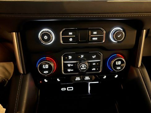 Used 2024 Chevrolet Suburban Z71 w/ Luxury Package image 21