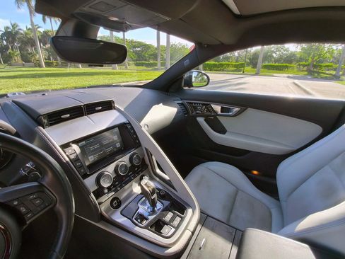Used 2016 Jaguar F-TYPE Coupe RWD image 9
