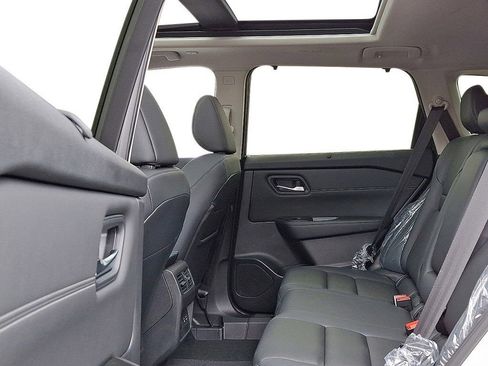 New 2025 Nissan Rogue SL w/ Tech Package AWD/4WD image 18