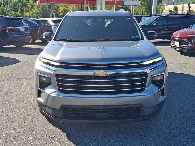 Used 2025 Chevrolet Traverse LT FWD image 2