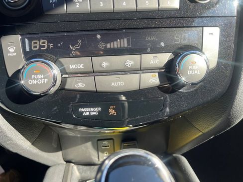 Used 2017 Nissan Rogue SV w/ Midnight Edition image 18