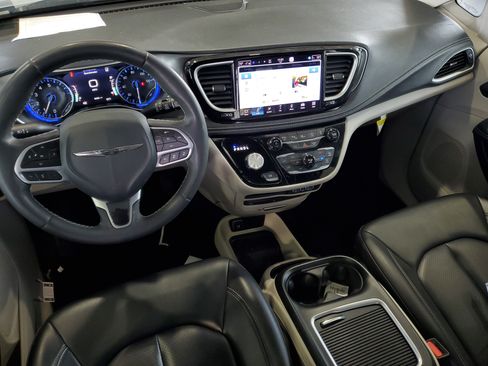 Used 2023 Chrysler Pacifica Touring-L w/ Uconnect Theater Family Group FWD image 12