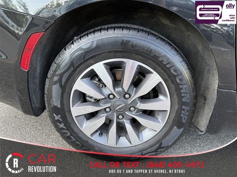 Used 2024 Chrysler Pacifica Limited FWD image 9