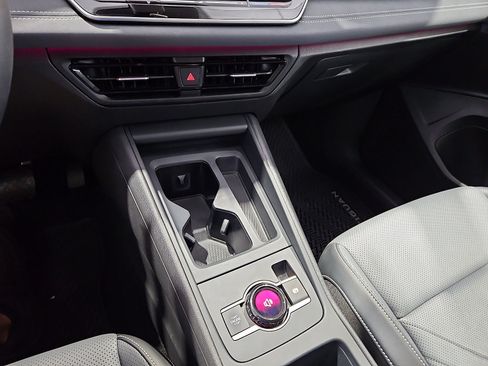 Certified 2025 Volkswagen Tiguan SE FWD image 22
