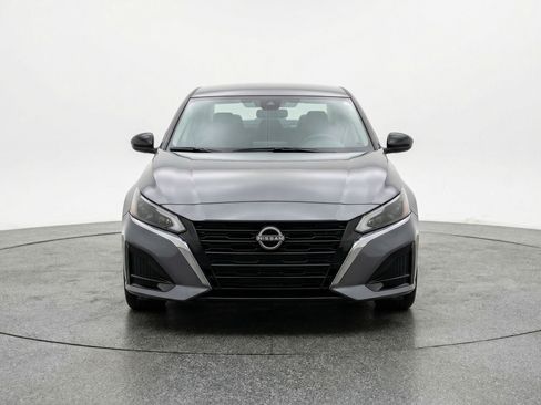 Used 2025 Nissan Altima 2.5 SV FWD image 2