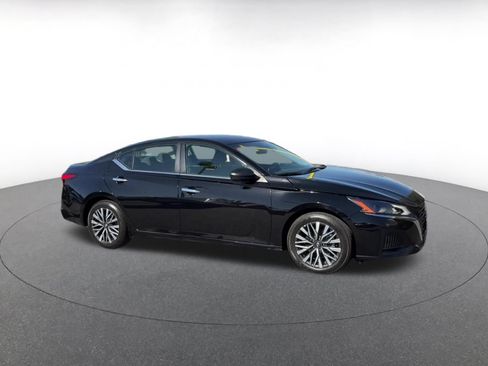 Used 2025 Nissan Altima 2.5 SV FWD image 2