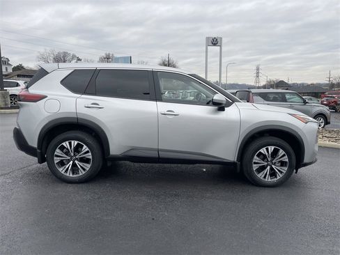 Used 2023 Nissan Rogue SV image 4