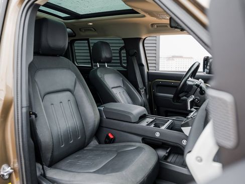 Used 2020 Land Rover Defender 110 SE image 30