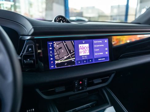 Certified 2025 Porsche Macan 4S Electric AWD/4WD image 29
