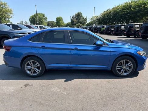 Used 2022 Volkswagen Jetta SE FWD image 2