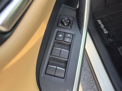 Used 2019 Toyota RAV4 Limited image 14