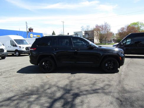 Used 2024 Jeep Grand Cherokee Limited w/ Black Appearance Package image 9